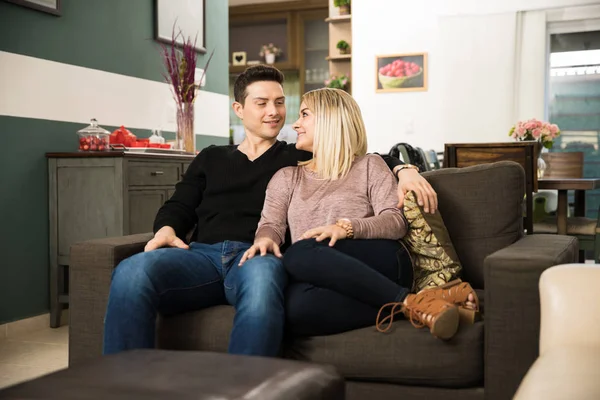 Para siedzi w kanapie — Zdjęcie stockowe