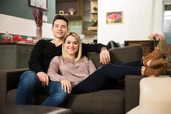 Pareja relajándose en casa — Foto de Stock