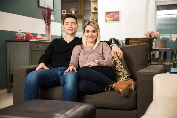 Jeune couple relaxant à la maison — Photo