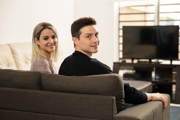 Casal assistindo tv em casa — Fotografia de Stock