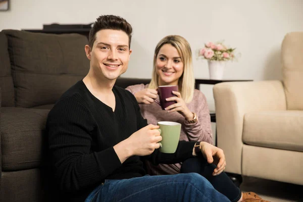 Paar trinkt Kaffee zu Hause — Stockfoto