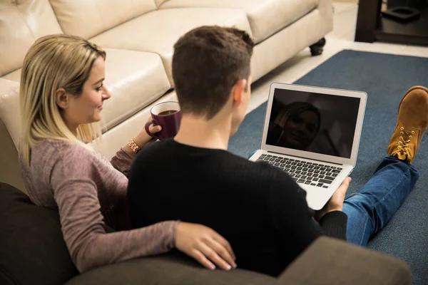 Pareja usando un portátil — Foto de Stock