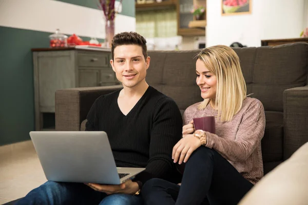 Pareja usando un portátil — Foto de Stock