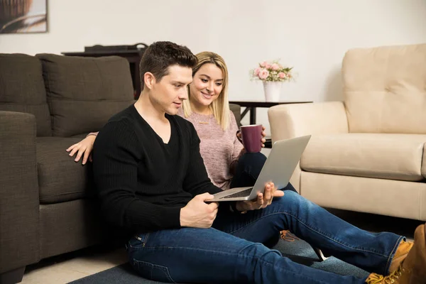 Para używająca laptopa — Zdjęcie stockowe