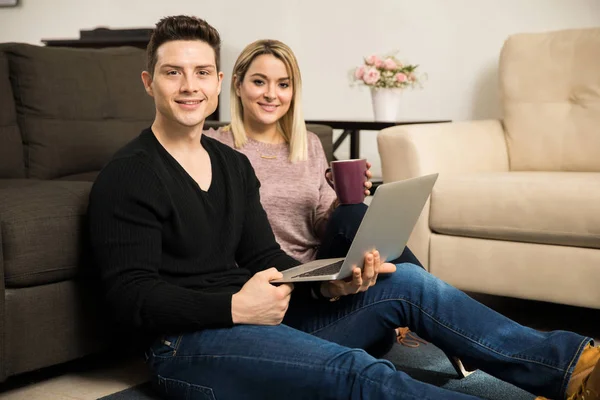 Pareja con un portátil en casa — Foto de Stock