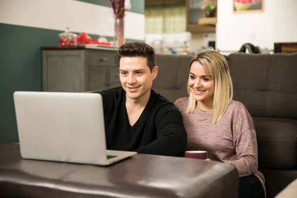 Pareja viendo tv show — Foto de Stock