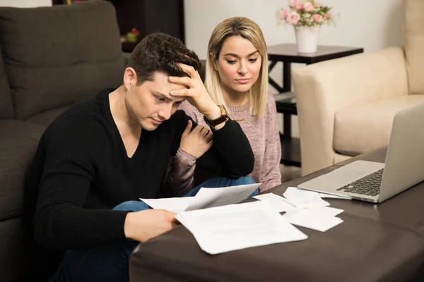 Casal estressado lidando com suas finanças — Fotografia de Stock