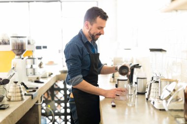 Barista öğütme kahve taneleri