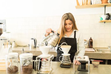 Kahve hazırlayan Barista.