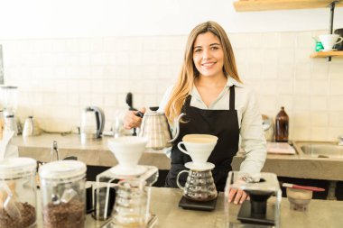 Barista bira fincan kahve