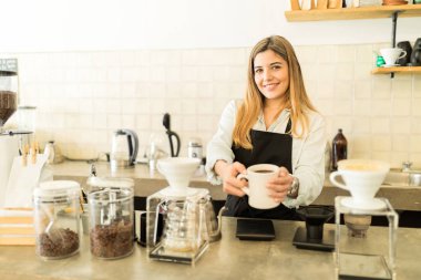 Barista demlenmiş kahve ile