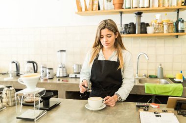 Baharat ekleyerek Barista