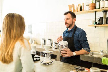Barista kahve hakkında konuşmak 
