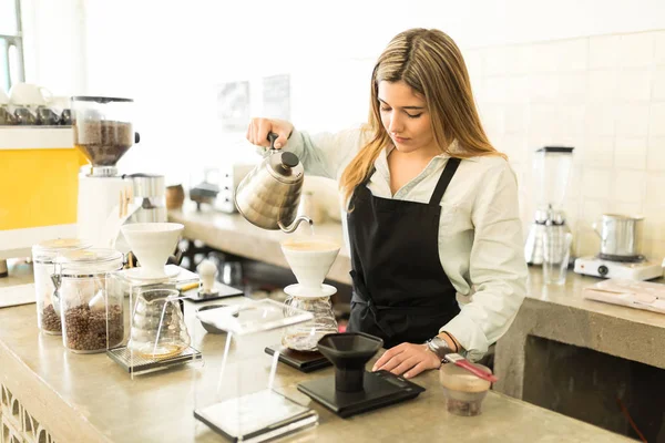 Barista brüht Kaffee — Stockfoto