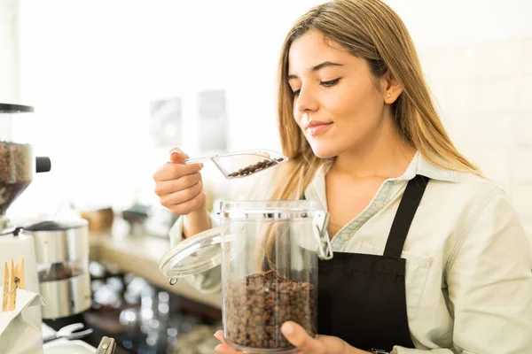 Požívající vůni kávy Barista — Stock fotografie