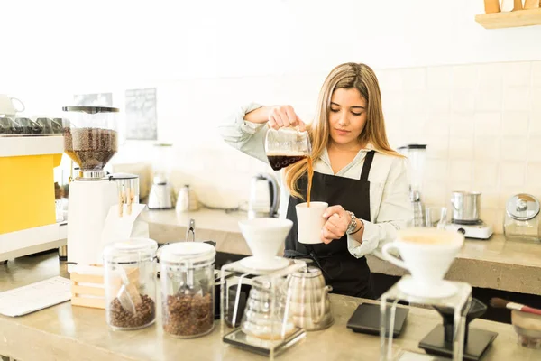 Barista gießt Tasse Kaffee ein — Stockfoto