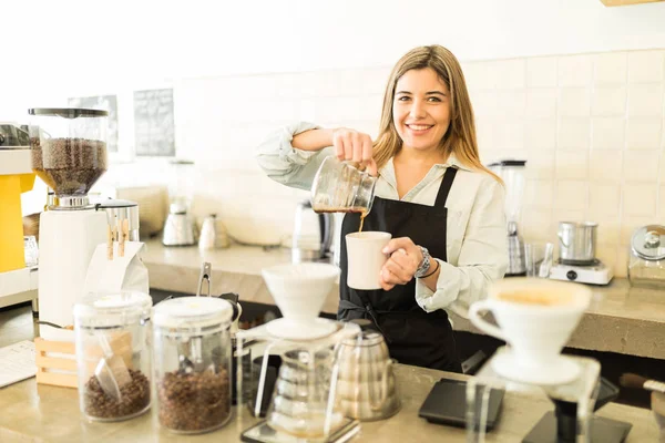 Barista serviert Kaffee — Stockfoto