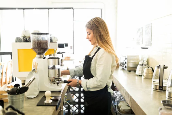 Femmina barista macinazione caffè — Foto Stock