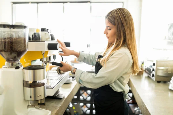 Barista kahve makinesi kullanma — Stok fotoğraf