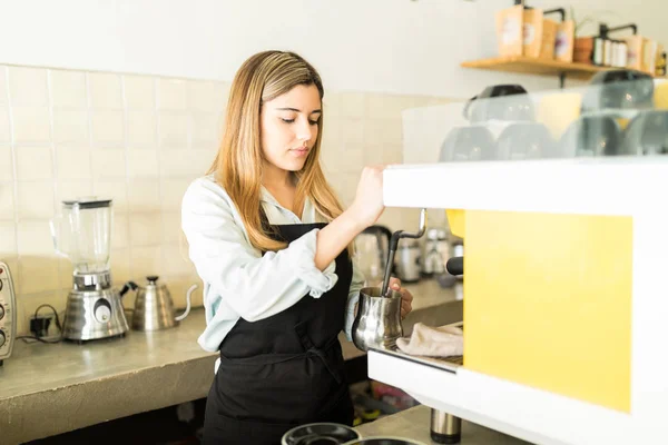 女性バリスタ注いでクリーム — ストック写真