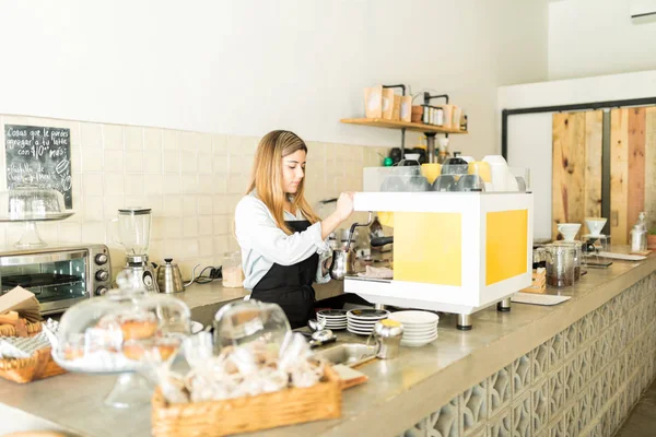 Barista trabajando en la cafetería —  Fotos de Stock