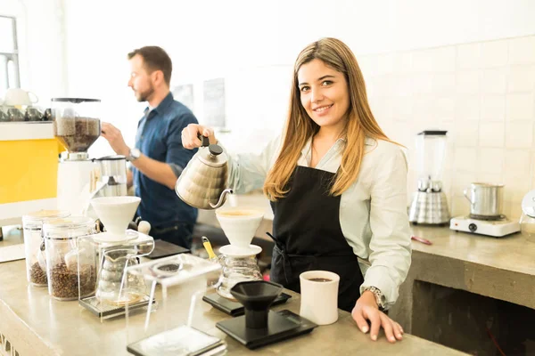 Krásné barista vaření kávy — Stock fotografie