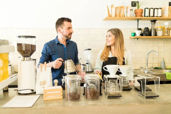 Barista's werken in koffie shop — Stockfoto