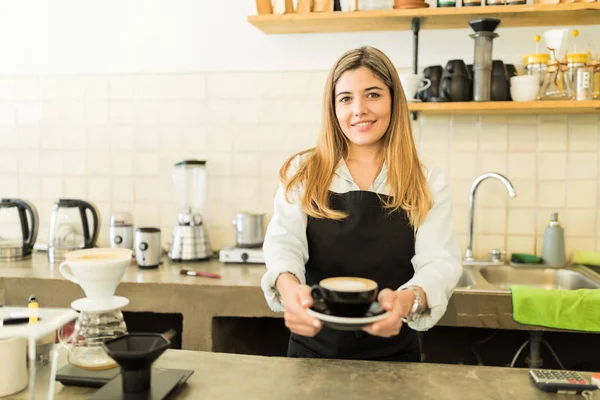 Barista reicht Cappuccino — Stockfoto