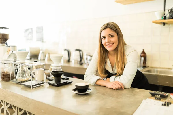 Barista leaning on counter — Stock Photo, Image