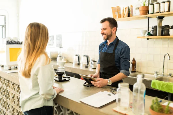 Barista toma ordem — Fotografia de Stock