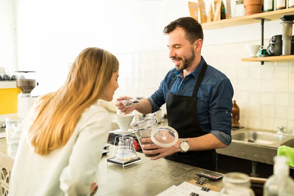 Barista dando chicchi di caffè — Foto Stock