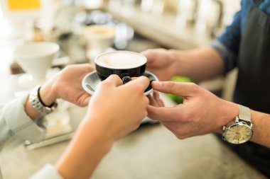 Barista veren fincan kahve