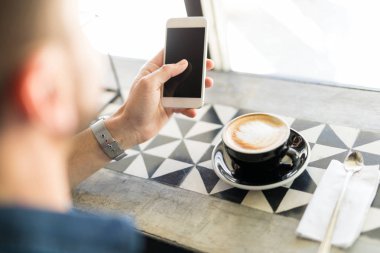 onun akıllı telefon kullanan adam 