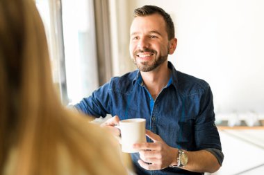 Genç adam kahve keyfi 