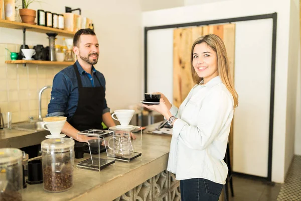 Kvinna anläggning kaffe — Stockfoto