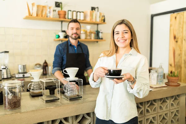 Mulher segurando xícara de café — Fotografia de Stock