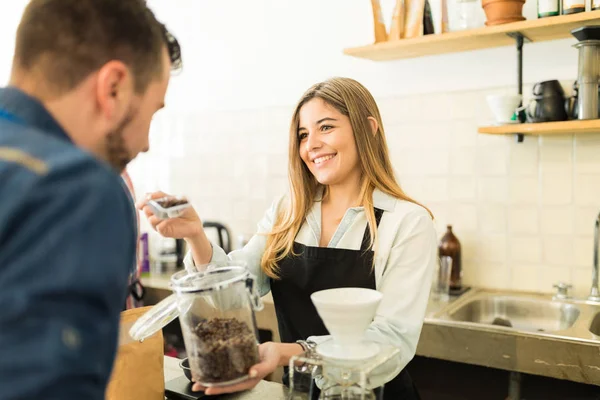 Dávat drobečky kávy Barista — Stock fotografie