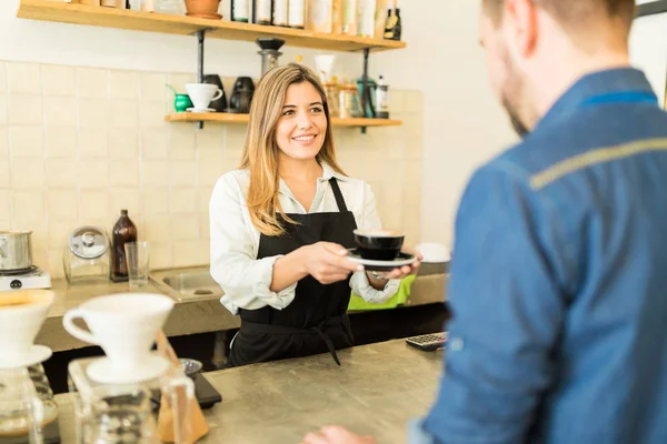 Barista servindo copo de cappuccino — Fotografia de Stock