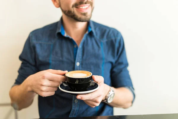 Mannen med skägg holding kaffe — Stockfoto