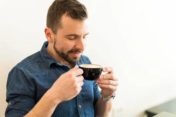 Man lukta kopp kaffe — Stockfoto