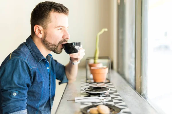 Mann trinkt Kaffee — Stockfoto