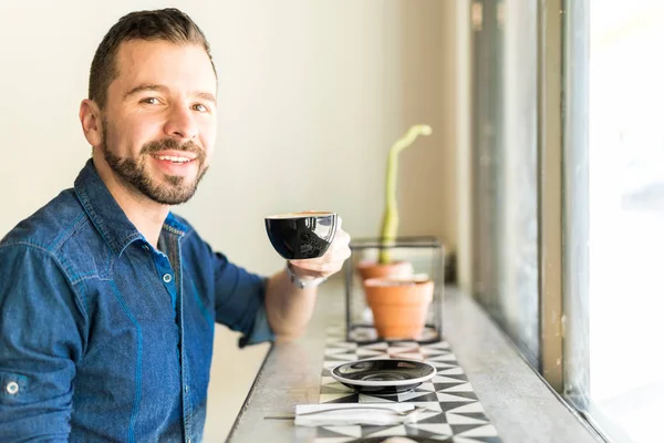 라틴 남자 마시는 커피 한잔 — 스톡 사진