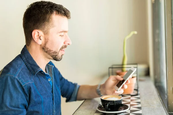 Man using smartphone — Stock Photo, Image