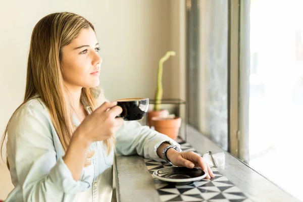 Mujer relajante en cafetería — Foto de Stock