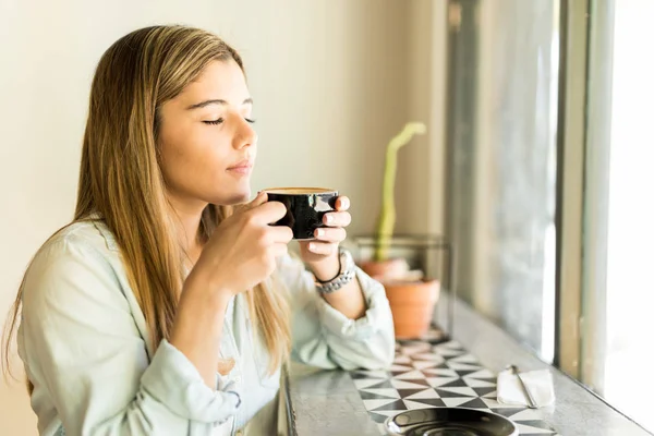 Mujer disfrutando aroma — Foto de Stock