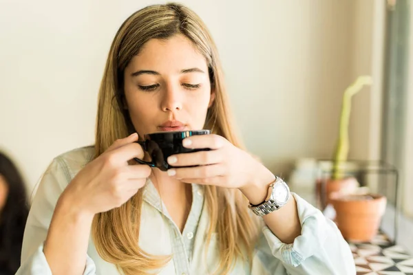 Femme buvant du cappuccino — Photo