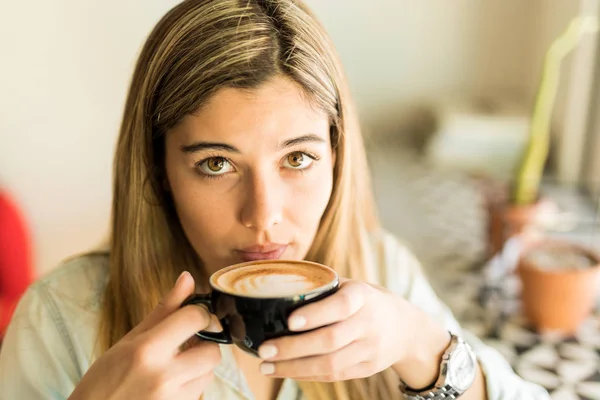 Mujer bebiendo taza de capuchino —  Fotos de Stock