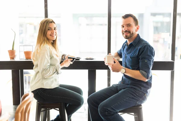 Paar trinkt Kaffee — Stockfoto