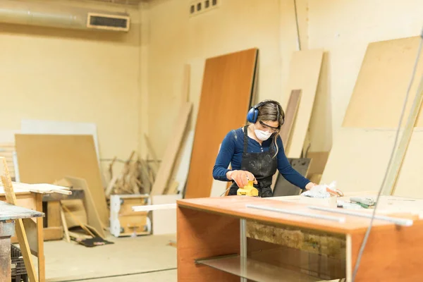 Tischlerin arbeitet in Holzwerkstatt — Stockfoto
