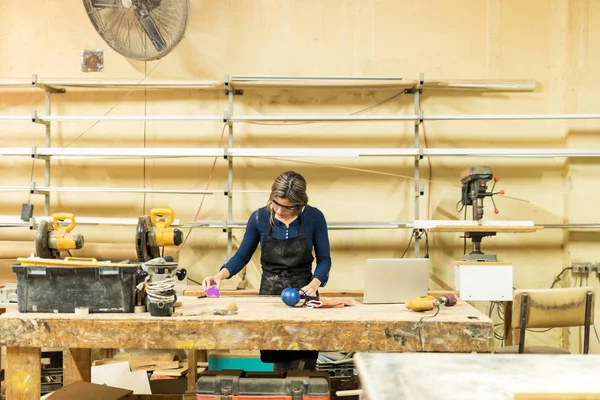 Молодая женщина работает в деревообрабатывающем цехе — стоковое фото
